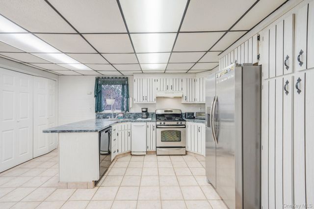 212 Mount Vernon Avenue, Medford, NY 11763