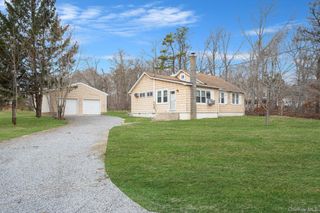 212 Mount Vernon Avenue, Medford, NY 11763