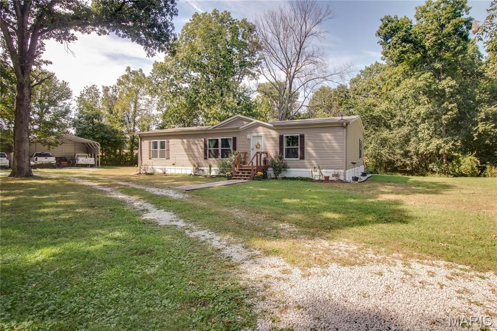 Image 12 of property listing at 1468 F S Road, Medora, IL 62063