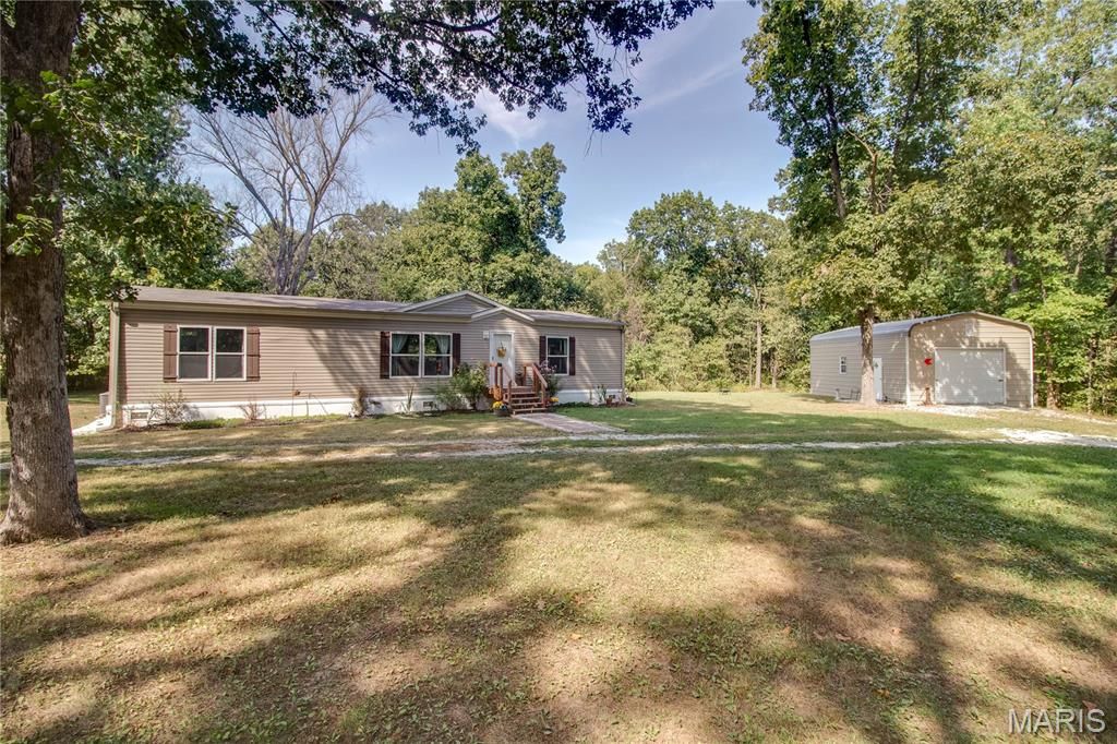 Image 14 of property listing at 1468 F S Road, Medora, IL 62063