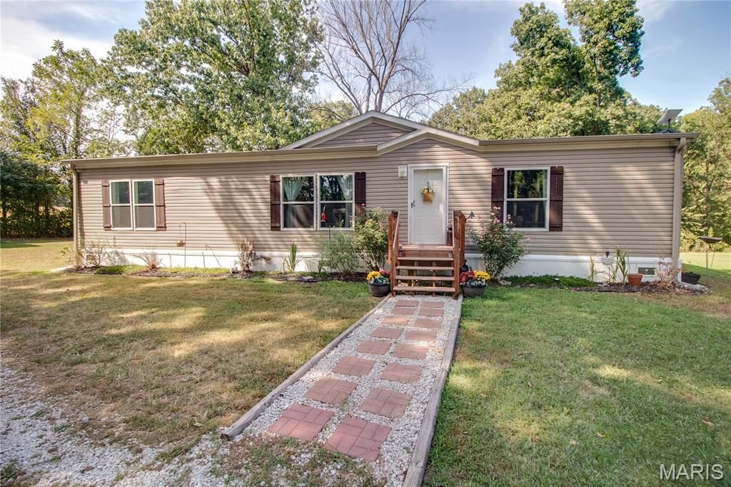 Image 15 of property listing at 1468 F S Road, Medora, IL 62063