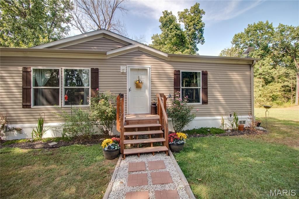 Image 16 of property listing at 1468 F S Road, Medora, IL 62063