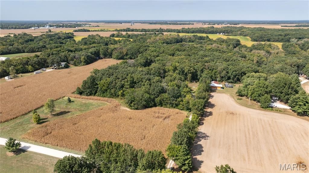 Image 7 of property listing at 1468 F S Road, Medora, IL 62063