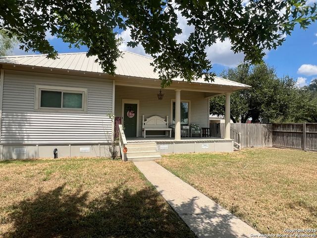 501 E Randall, Beeville, TX 78102