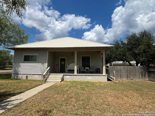 501 E Randall, Beeville, TX 78102