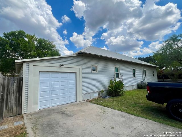 501 E Randall, Beeville, TX 78102