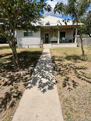 501 E Randall, Beeville, TX 78102
