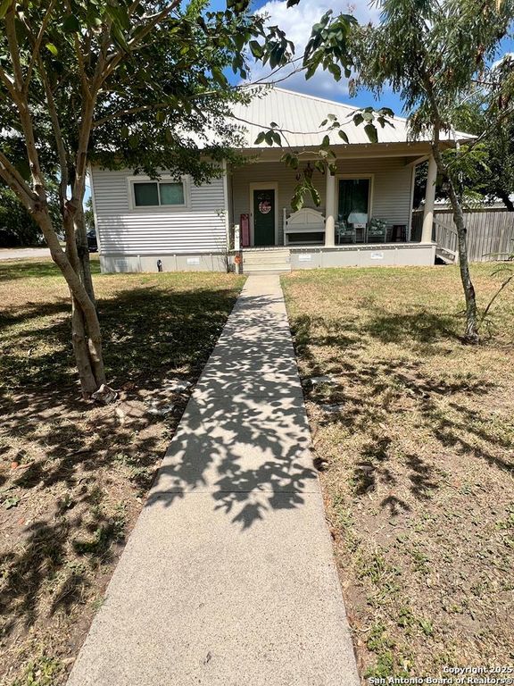 501 E Randall, Beeville, TX 78102