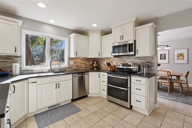 2904 Sylvania Drive, West Des Moines, IA 50266