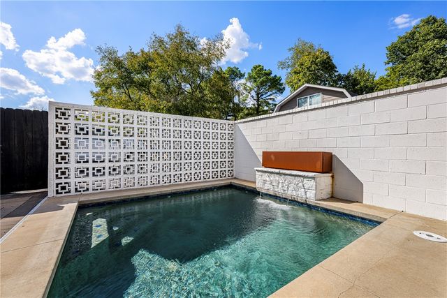 607 NE 2nd Street, Bentonville, AR 72712