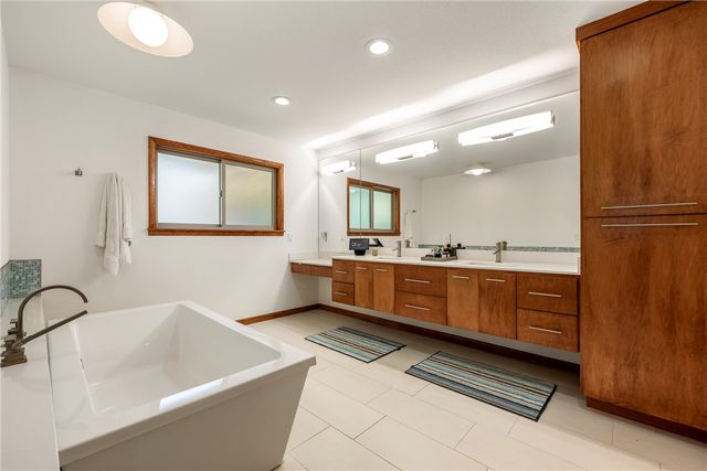 607 NE 2nd Street, Bentonville, AR 72712