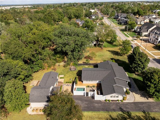 607 NE 2nd Street, Bentonville, AR 72712