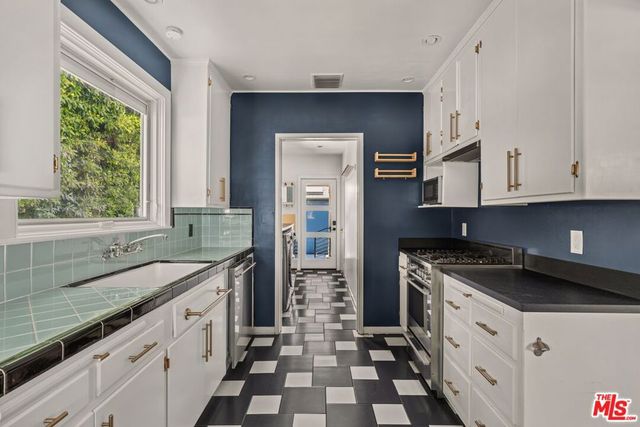 1748 Stanton Avenue, Glendale, CA 91201
