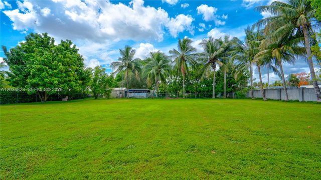 9810 NW 137th St, Hialeah Gardens, FL 33018