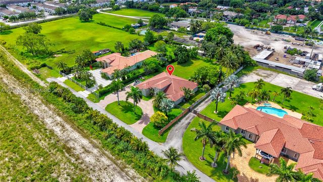 9810 NW 137th St, Hialeah Gardens, FL 33018