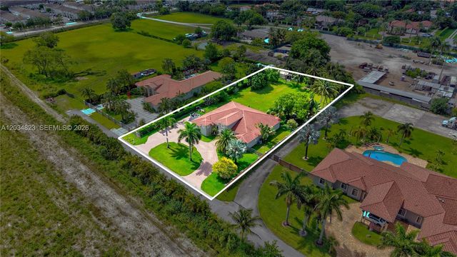 9810 NW 137th St, Hialeah Gardens, FL 33018