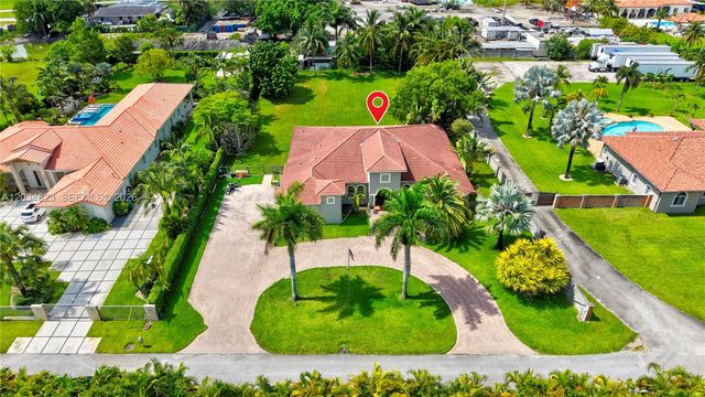 9810 NW 137th St, Hialeah Gardens, FL 33018