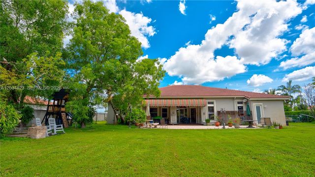 9810 NW 137th St, Hialeah Gardens, FL 33018