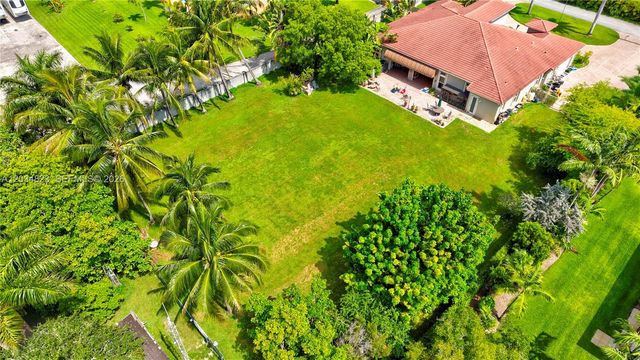 9810 NW 137th St, Hialeah Gardens, FL 33018