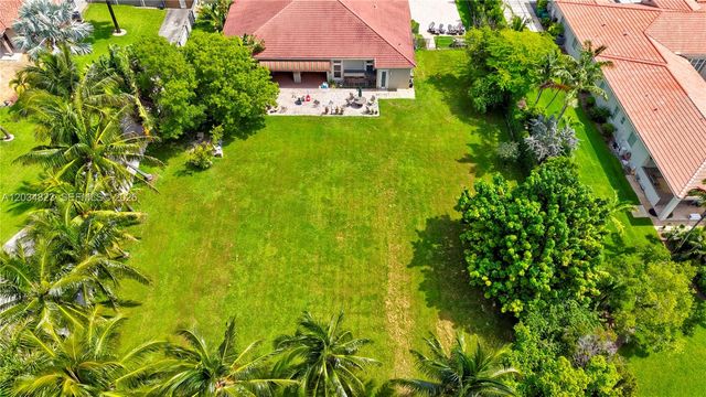 9810 NW 137th St, Hialeah Gardens, FL 33018