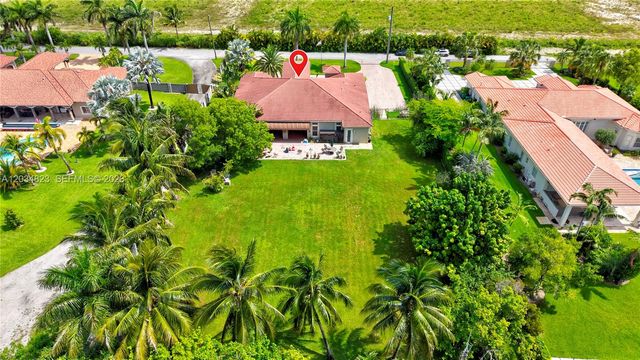 9810 NW 137th St, Hialeah Gardens, FL 33018