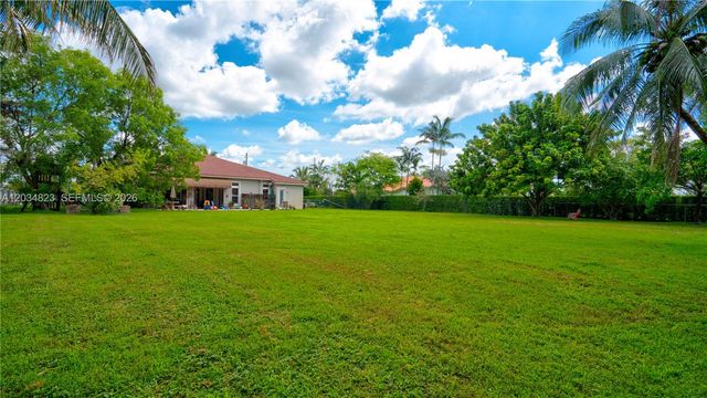 9810 NW 137th St, Hialeah Gardens, FL 33018