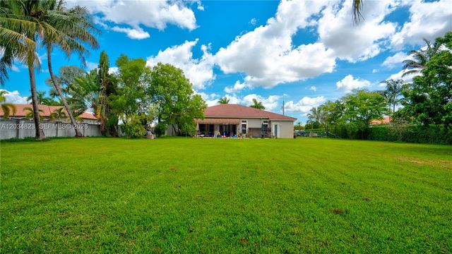 9810 NW 137th St, Hialeah Gardens, FL 33018