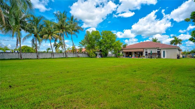 9810 NW 137th St, Hialeah Gardens, FL 33018