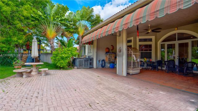 9810 NW 137th St, Hialeah Gardens, FL 33018