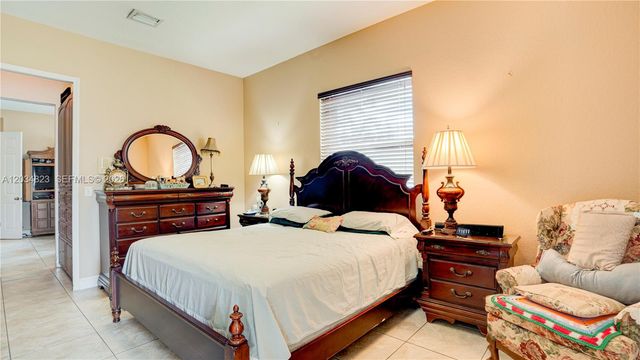 9810 NW 137th St, Hialeah Gardens, FL 33018