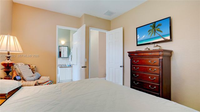 9810 NW 137th St, Hialeah Gardens, FL 33018