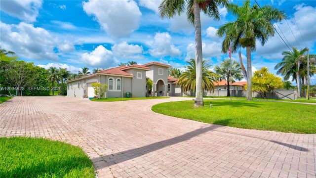 9810 NW 137th St, Hialeah Gardens, FL 33018