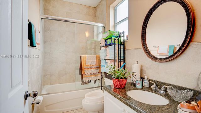 9810 NW 137th St, Hialeah Gardens, FL 33018
