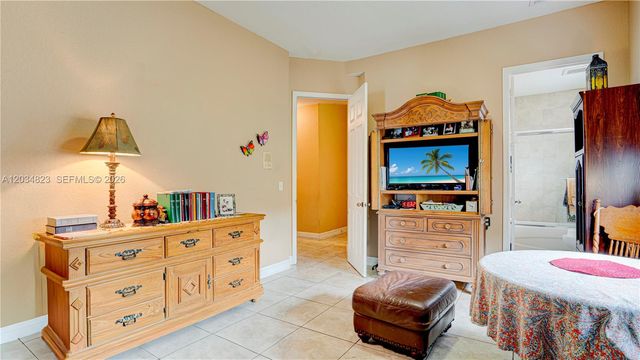 9810 NW 137th St, Hialeah Gardens, FL 33018