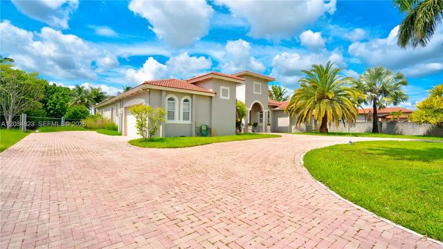 9810 NW 137th St, Hialeah Gardens, FL 33018