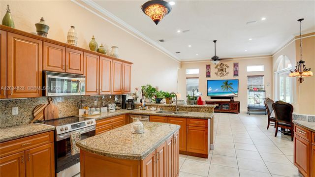 9810 NW 137th St, Hialeah Gardens, FL 33018