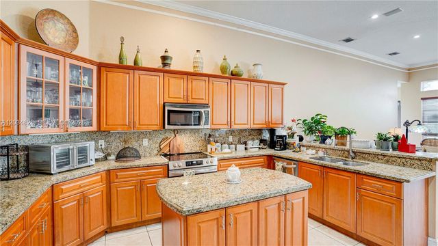 9810 NW 137th St, Hialeah Gardens, FL 33018