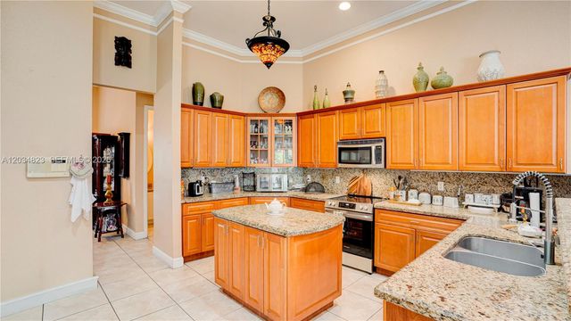 9810 NW 137th St, Hialeah Gardens, FL 33018