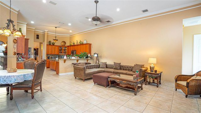 9810 NW 137th St, Hialeah Gardens, FL 33018