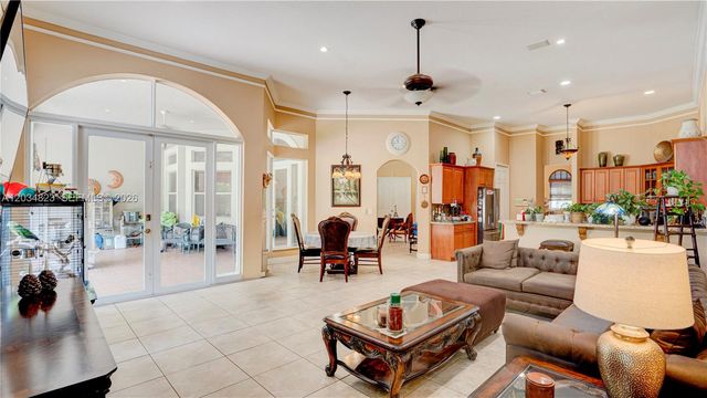 9810 NW 137th St, Hialeah Gardens, FL 33018