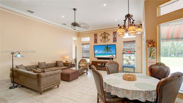 9810 NW 137th St, Hialeah Gardens, FL 33018