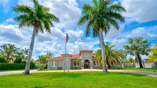 9810 NW 137th St, Hialeah Gardens, FL 33018
