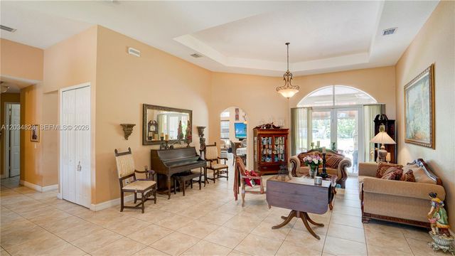 9810 NW 137th St, Hialeah Gardens, FL 33018