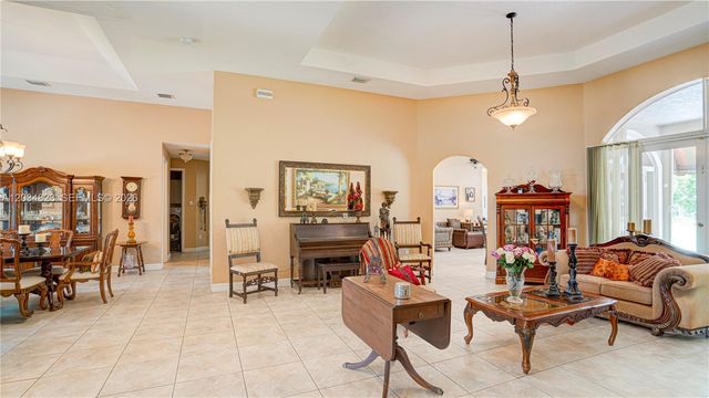9810 NW 137th St, Hialeah Gardens, FL 33018