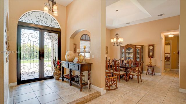 9810 NW 137th St, Hialeah Gardens, FL 33018