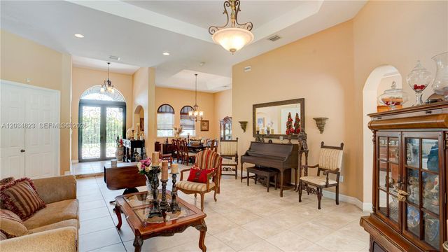 9810 NW 137th St, Hialeah Gardens, FL 33018