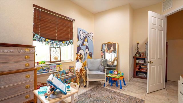 9810 NW 137th St, Hialeah Gardens, FL 33018
