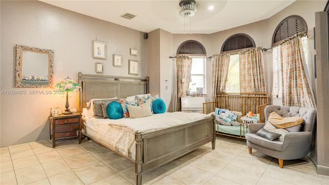 9810 NW 137th St, Hialeah Gardens, FL 33018