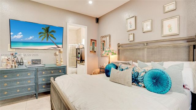 9810 NW 137th St, Hialeah Gardens, FL 33018