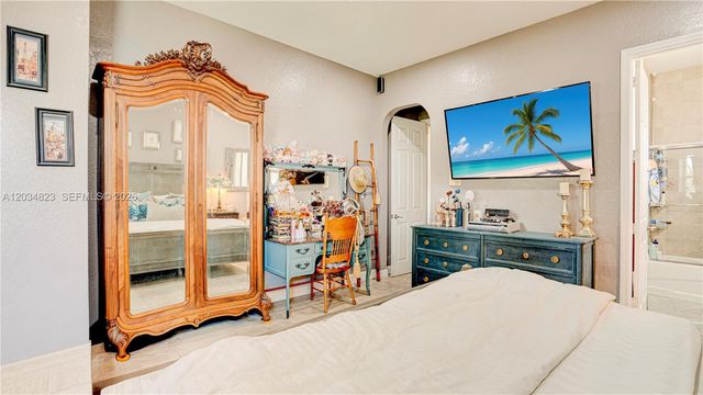 9810 NW 137th St, Hialeah Gardens, FL 33018